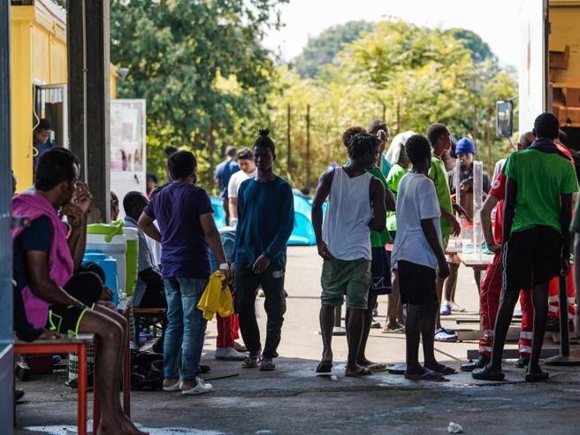 63 sbarchi a Lampedusa in 24 ore: l'hotspot sull'orlo del collasso, Minniti chiede una riforma urgente della legge Bossi-Fini