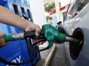 Aumento dei prezzi della benzina: raggiunti massimi annui nonostante la diminuzione del petrolio