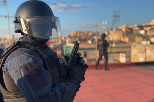 Blitz antidroga in Quartieri Spagnoli e Tor Bella Monaca: sequestrati gioielli, armi e 110mila euro