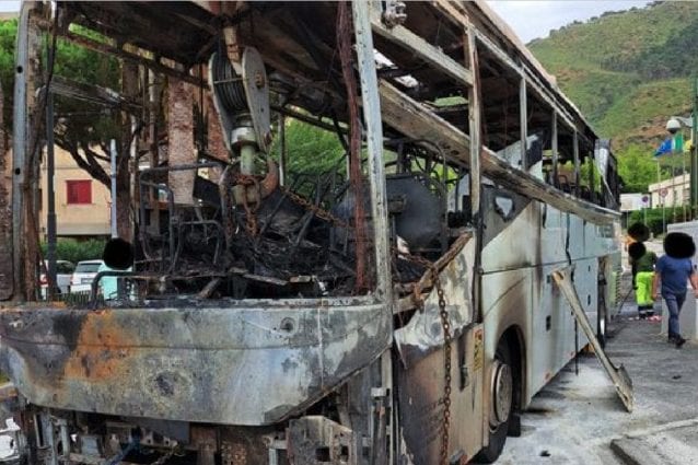 Bus incendia il Municipio di Pozzuoli: attacco alle istituzioni e alla città stessa