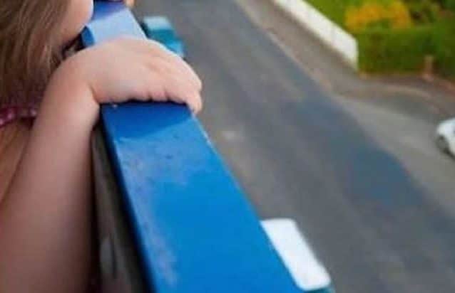 Caduta di una bambina dal balcone a Torino: avviata indagine sulla trascuratezza dei genitori