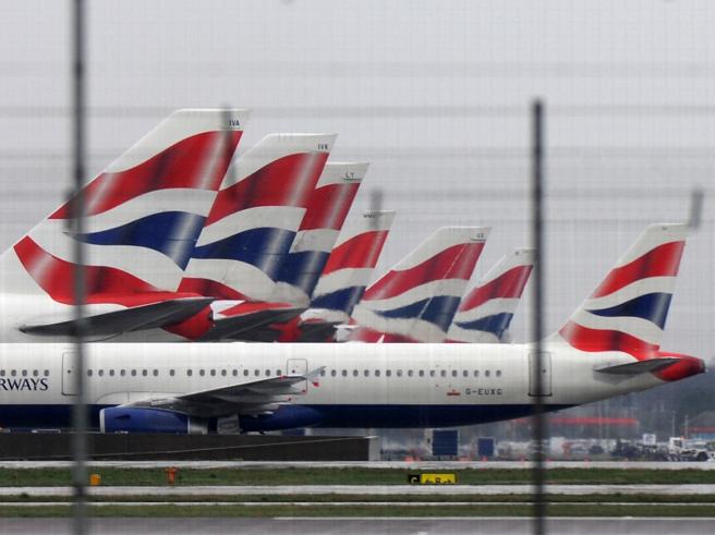 Caos nei cieli britannici: guasto ai sistemi di controllo paralizza il traffico aereo
