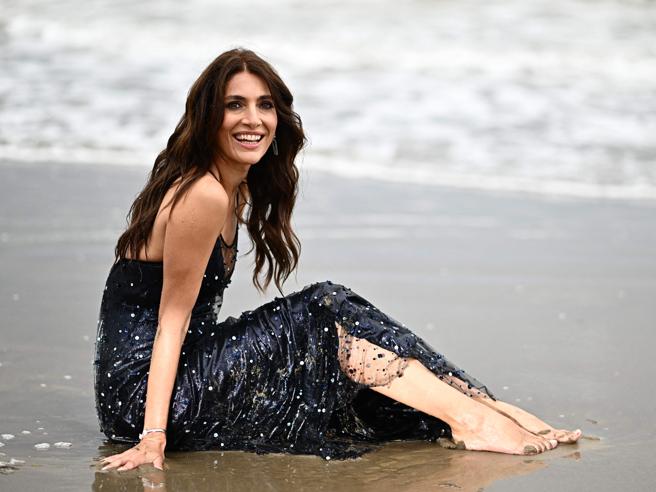 Caterina Murino, madrina del Festival di Venezia 2023: scintille di cristalli e sostegno a Hollywood