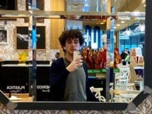 Condanna pesante per tre adolescenti che lanciano una bicicletta da un balcone, causando gravi lesioni