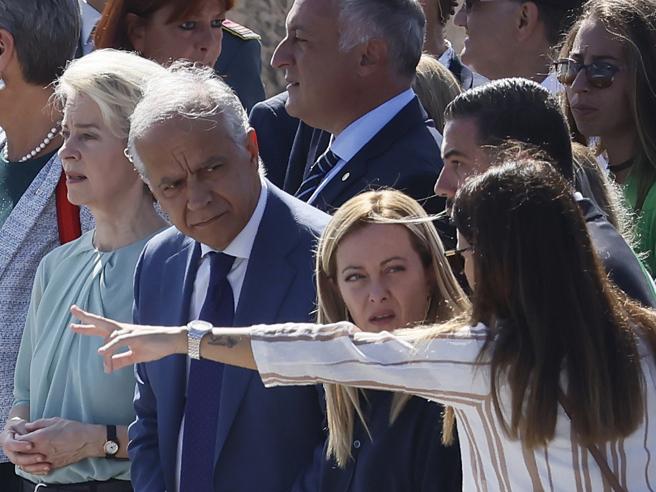 Conte critica il Partito Democratico e adotta un tono polemico durante la visita a Lampedusa