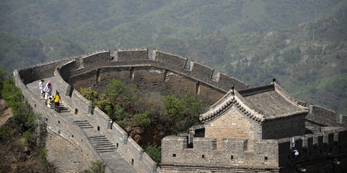 Danneggiata da un escavatore: arrestate due persone per il buco nella Grande Muraglia