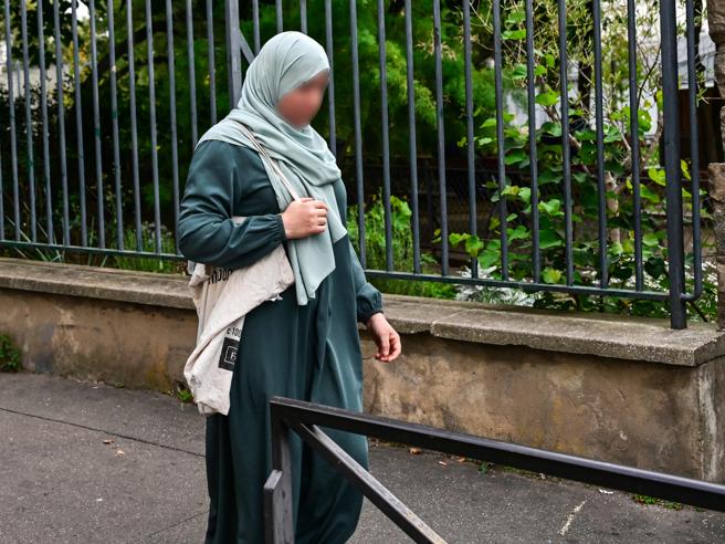Divieto dell'abaya nelle scuole francesi: Un'onda di proteste scuote l'opinione pubblica