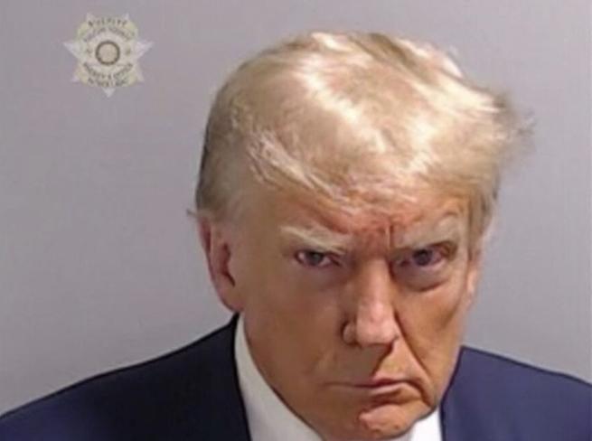 Donald Trump arrestato: la prima foto segnaletica di un presidente degli Stati Uniti diventa iconica