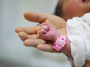 Due neonati abbandonati dalla madre tossicodipendente: una triste vicenda di cocaina a Palermo