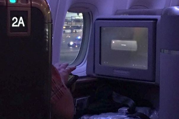 Emergenza a bordo: aereo dirottato per un passeggero affetto da diarrea, sporco e puzza a bordo