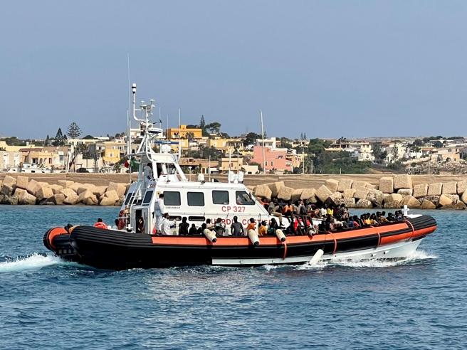 Espulso l'ambasciatore francese in Niger mentre sbarchi record a Lampedusa raggiungono l'hotspot