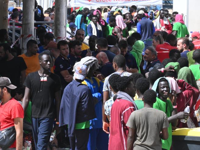 Fuga di circa 100 migranti da strutture di accoglienza a Porto Empedocle