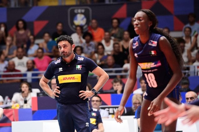 Fuorionda svela caos nel volley femminile italiano mentre l'Italia del basket vive momenti difficili ma si qualifica per i quarti