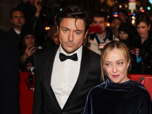 Giorgia Meloni difende il giornalista Giambruno sulle polemiche degli stupri: 'Solo attenzione alle ragazze'