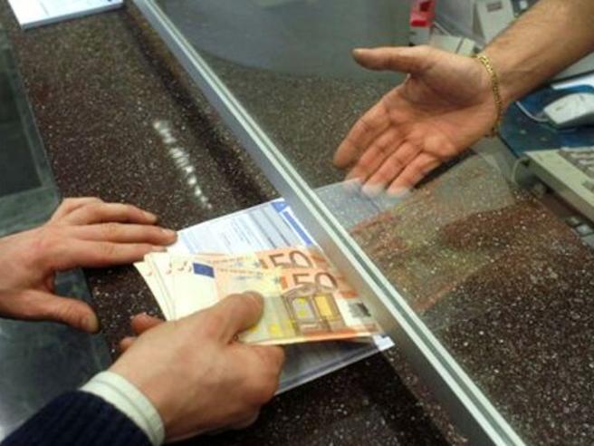 Giorgia Meloni propone tassa sugli extraprofitti delle banche: preoccupazione e supporto al governo