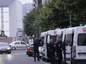 Giovane motociclista perde la vita in tragico inseguimento poliziesco: indignazione e richiesta di giustizia