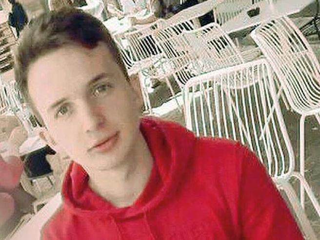 Giovane operaio ucciso con una fiocina a Sirolo: un gesto di violenza inaspettato sulla spiaggia