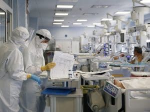 Governo Meloni annuncia tagli sanitari nella Nadef, preoccupando per diritto alla salute; supermercati aderiscono al trimestre anti-inflazione con sconti limitati