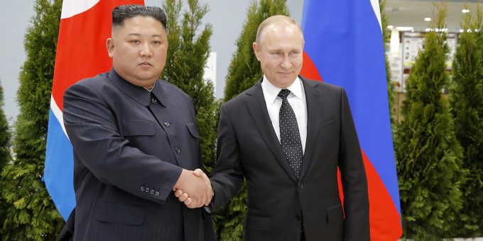 Kim Jong Un si incontra con Putin in una visita storica per discutere di forniture di armi