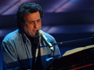 L'addio a Toto Cutugno, l'icona dell'italianità, omaggiata a Milano con commosse cerimonie funebri