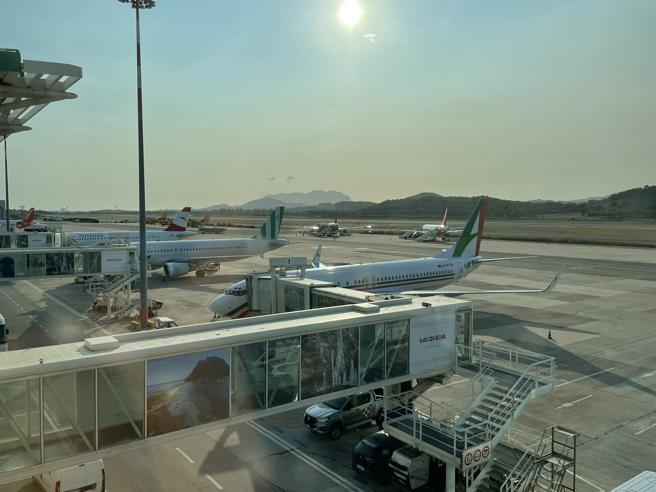L'aeroporto di Olbia riapre al traffico dopo chiusura per incendio; Lampedusa: diminuiscono gli arrivi
