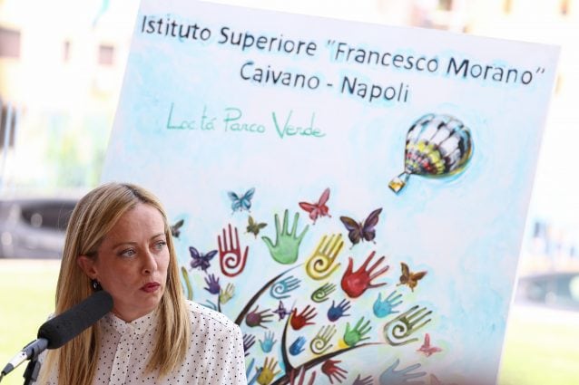 La controversa visita di Giorgia Meloni a Caivano e le polemiche sul fallimento delle istituzioni