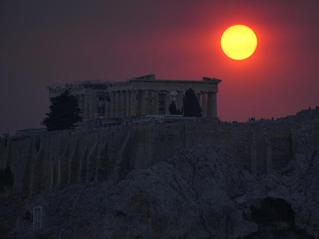 La Grecia devastata da un inferno fiammeggiante: un incendio senza precedenti e fuori controllo
