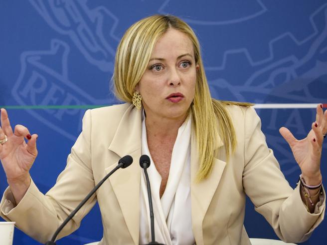 La leader di Fratelli d'Italia crea polemiche: difende condannato per violenza sessuale