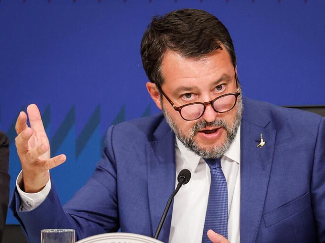 La polemica Salvini-Gentiloni divide l'opinione pubblica italiana: accuse di giocare per un'altra nazionale e retorica xenofoba