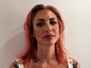 La resilienza di Ema Stokholma: dalla violenza familiare alla rinascita nella nuova famiglia