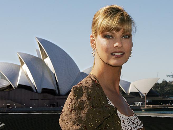 Linda Evangelista: la forza di una supermodella nel superare due tumori al seno