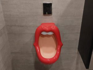 Lo scandalo degli orinatoi a forma di bocca: una questione di rispetto e dignità femminile
