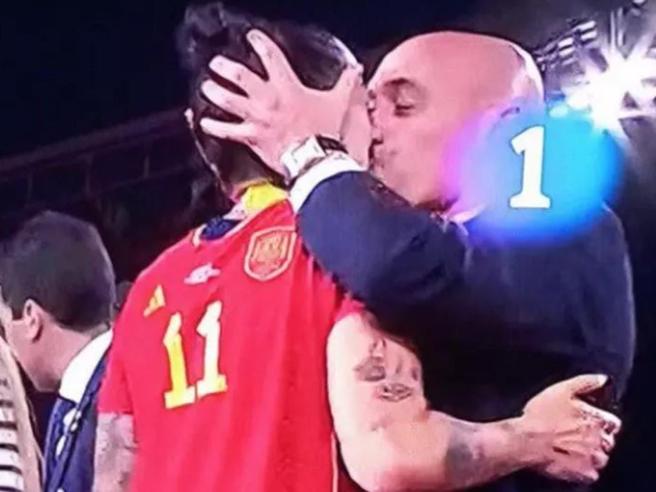 Lo scandalo del bacio senza consenso di Rubiales alla calciatrice Hermoso divide l'opinione pubblica