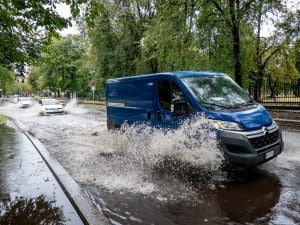 Maltempo in Italia: Allerta rossa in Lombardia e rischio incendi in Sicilia