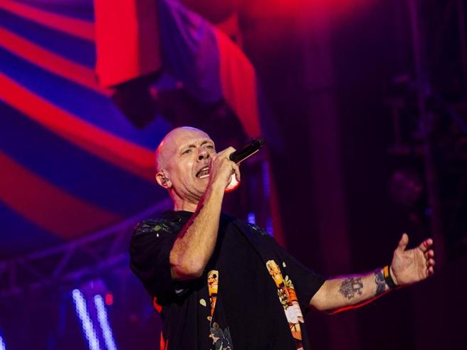 Max Pezzali incanta il Circo Massimo con successi e ospiti speciali, show imperdibile trasmesso in diretta su Canale 5