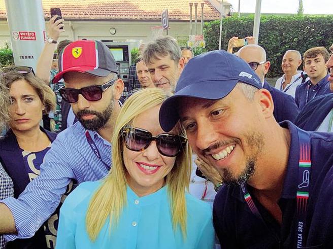 Meloni: Preoccupazione per l'azione lenta della maggioranza; l'opposizione al Forum Ambrosetti contribuisce all'approvazione del governo