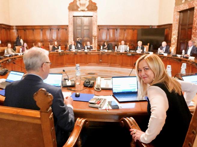 Meloni critica il Superbonus e il governo cerca rifinanziamento per aiutare i salari: le sfide da affrontare