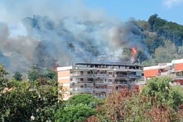 Napoli sconvolta: un uomo arrestato per aver dato fuoco a una donna in lite condominiale