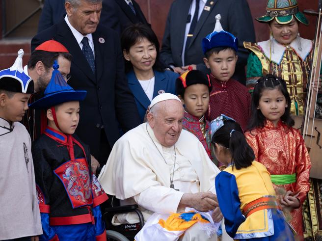 Papa Francesco in Mongolia: Un viaggio storico alla scoperta della spiritualità nel deserto