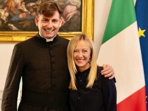 Prete antimafia di Roma vittima di tentato omicidio: la sua lotta contro la criminalità non si ferma