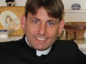 Prete Don Coluccia vittima di attentato a Roma: non si lascia intimidire nella lotta alla criminalità