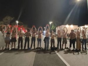 Protesta femminista alla Mostra del Cinema di Venezia: la controversia su Woody Allen e il suo passato