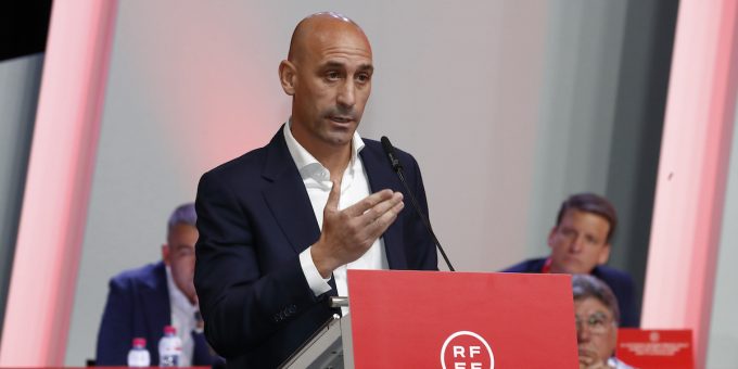 Proteste a Madrid: richieste di dimissioni per il presidente Rubiales dopo il caso del bacio