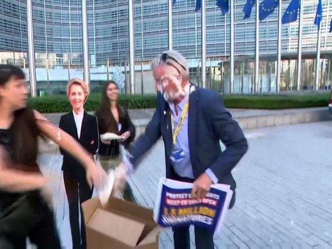 Proteste contro Ryanair: il CEO O'Leary travolto da torte volanti suscita dibattito e tensioni