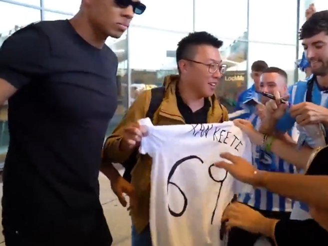 Proteste geniali dei tifosi del Malaga: turisti accolti come campioni, nessun acquisto per il club