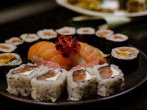 Ragazzi in fuga da un ristorante di sushi: la reazione furiosa del titolare genera dibattito online