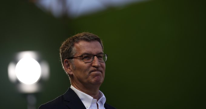 Re di Spagna affida l'incarico al leader del Partito Popolare, ma l'appoggio parlamentare rimane incerto mentre in Thailandia torna un politico di spicco