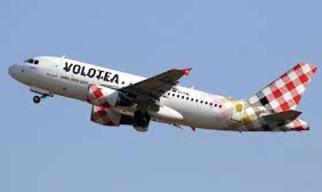 Ritorno forzato a Olbia: litigio passeggera-hostess a bordo per i bambini troppo vivaci