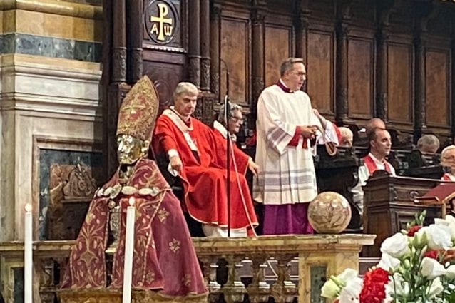 Sangue di San Gennaro si scioglie: miracolo a Napoli