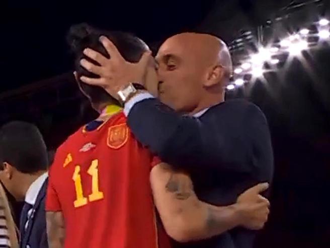 Scandalo: La Federcalcio Spagnola sotto Accusa per il Bacio Inappropriato del Presidente alla Giocatrice
